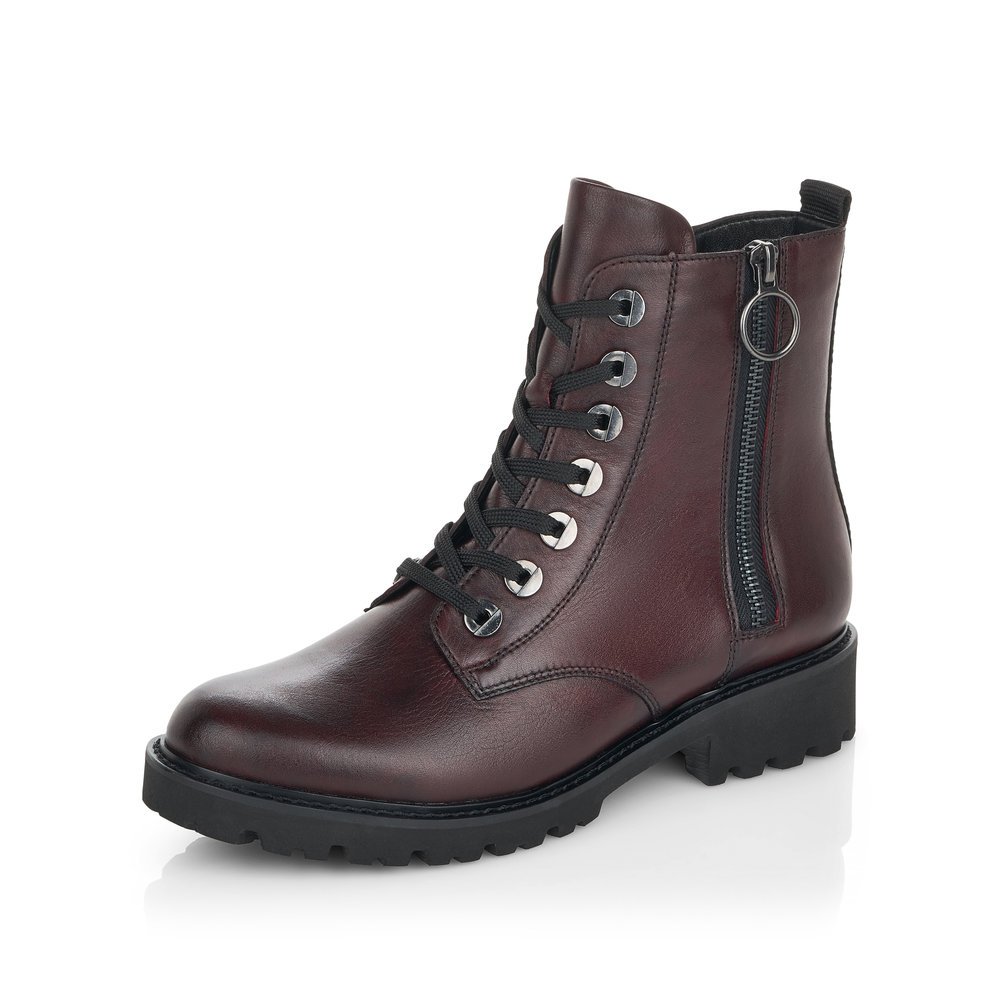 Red remonte women´s biker boots D8671-35 with distinctive eyelets as well as zipper. Shoe laterally.