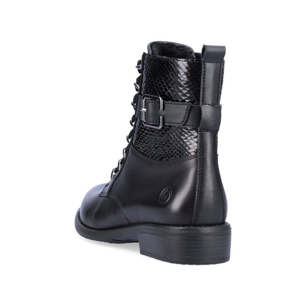 Schwarze remonte Damen Biker Boots D0F72-01 mit stylischen Metall-Ösen. Schuh von hinten.