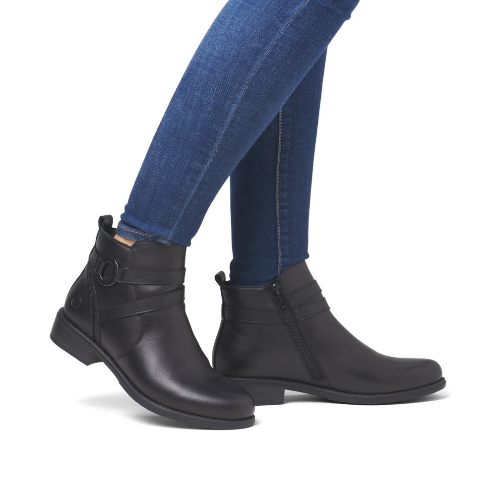 Night black remonte women´s ankle boots D0F77-00 with a decorative element. Shoe on foot.