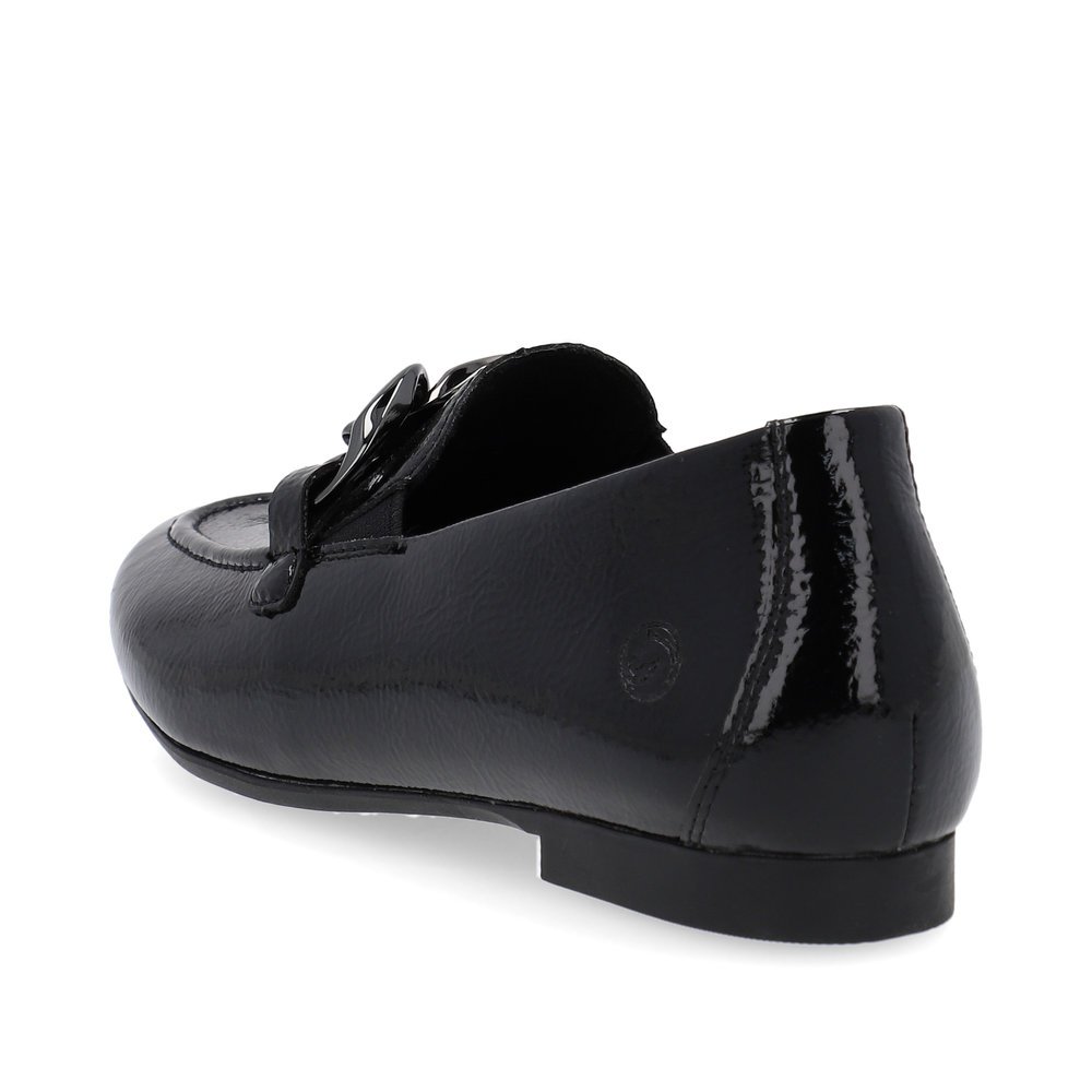 Glanzschwarze remonte Damen Loafer D0K00-01 mit grobgliedrigem Kettenelement. Schuh von hinten.