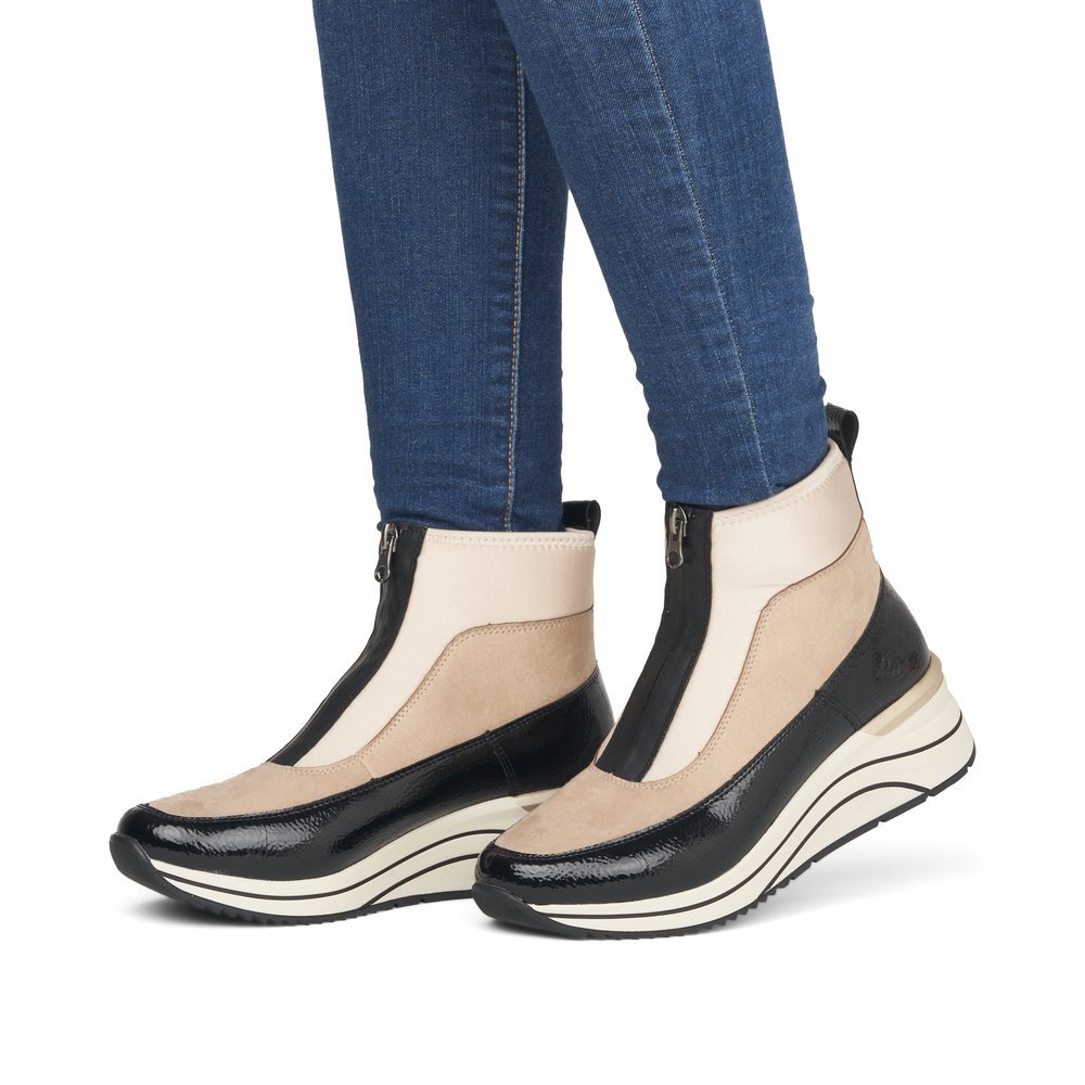 Sandbeige vegane remonte Damen Kurzstiefel D0T71-60 mit einem Reißverschluss. Schuh am Fuß.