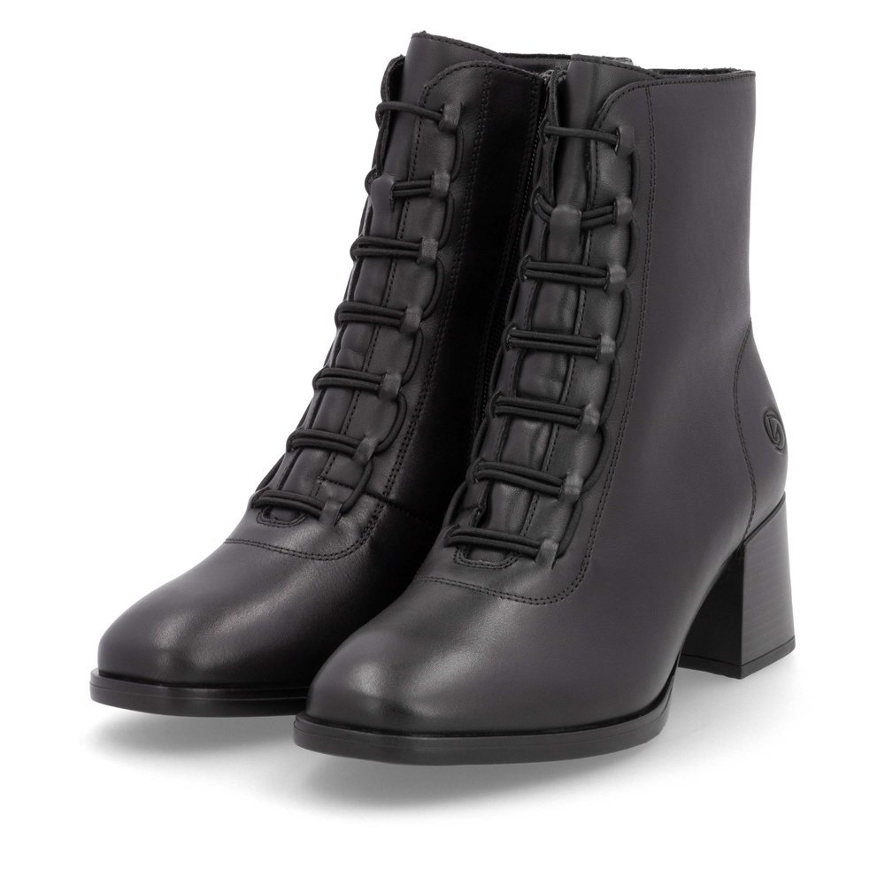 Black remonte women´s ankle boots D0V79-00 with zipper as well as removable insole. Shoes laterally.