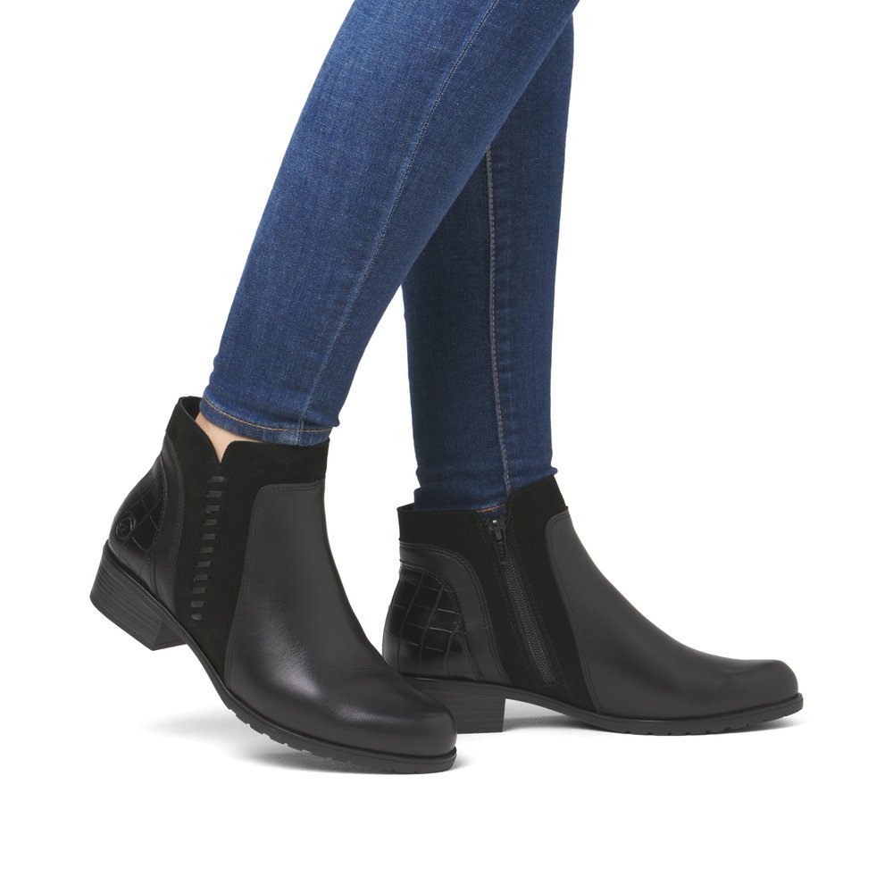 Steel black remonte women´s ankle boots D6893-02 with stylish decorative stitching. Shoe on foot.