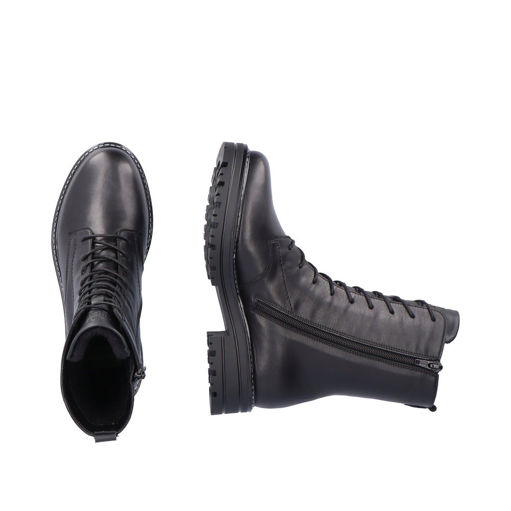 Black remonte women´s biker boots D2278-01 with a zipper as well as comfort width G. Shoe from the top, lying.