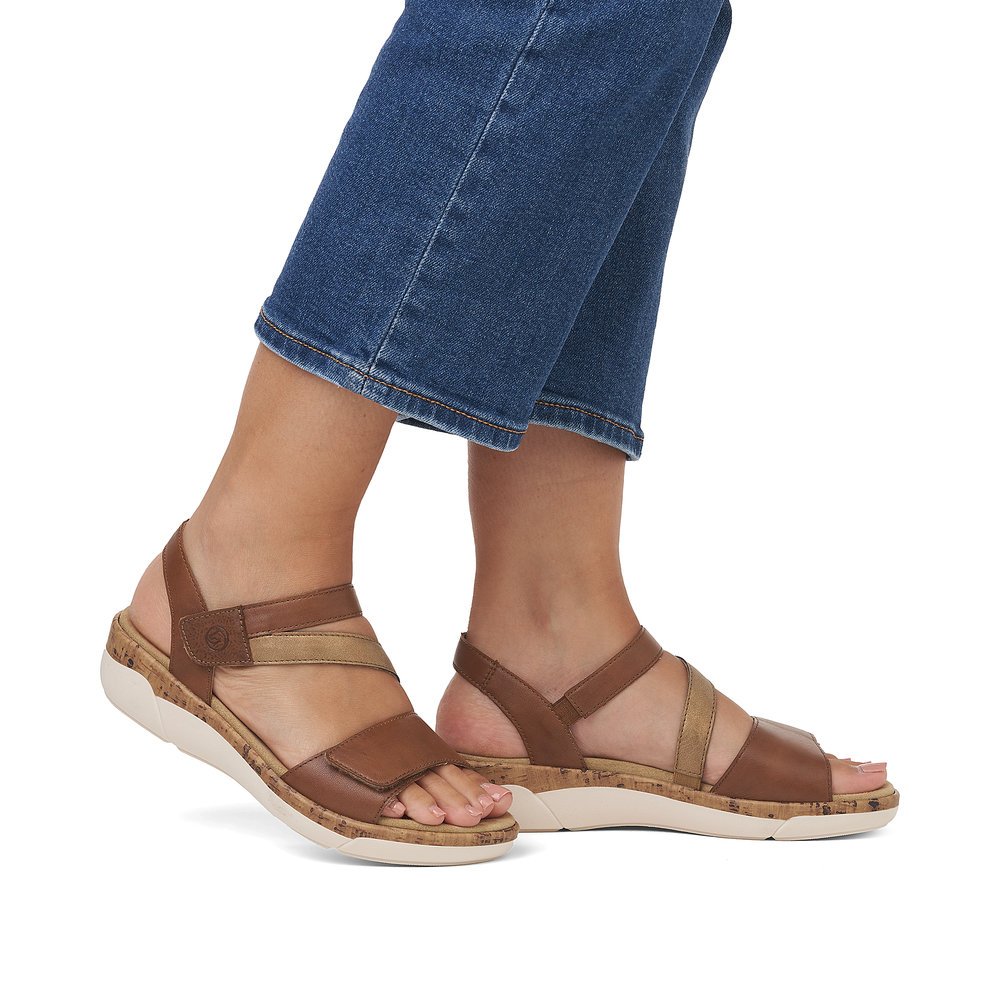 Brown remonte women´s strap sandals R6860-24 with a hook and loop fastener. Shoe on foot.
