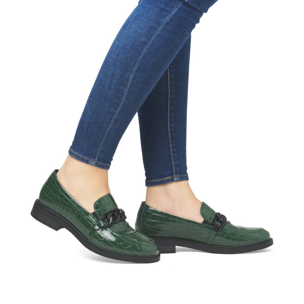 Mocassins remonte verts pour femme D1U00-54 avec ornement en chaîne. Chaussure au pied.