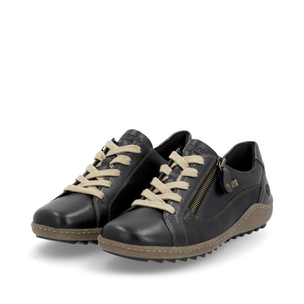 Chaussures à lacets remonte noires pour femme R1440-03. Chaussures inclinées sur le côté.