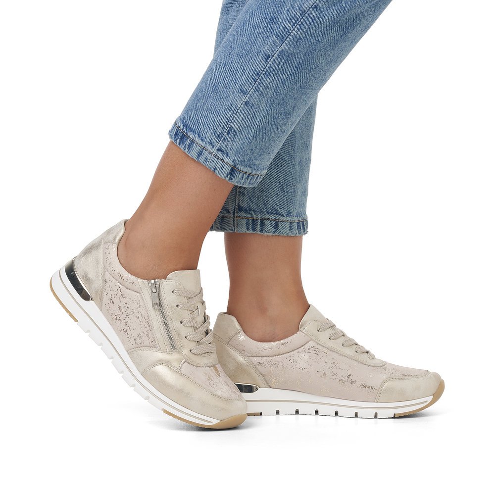 Beige remonte women´s sneakers R6700-61 with zipper and comfort width G. Shoe on foot.
