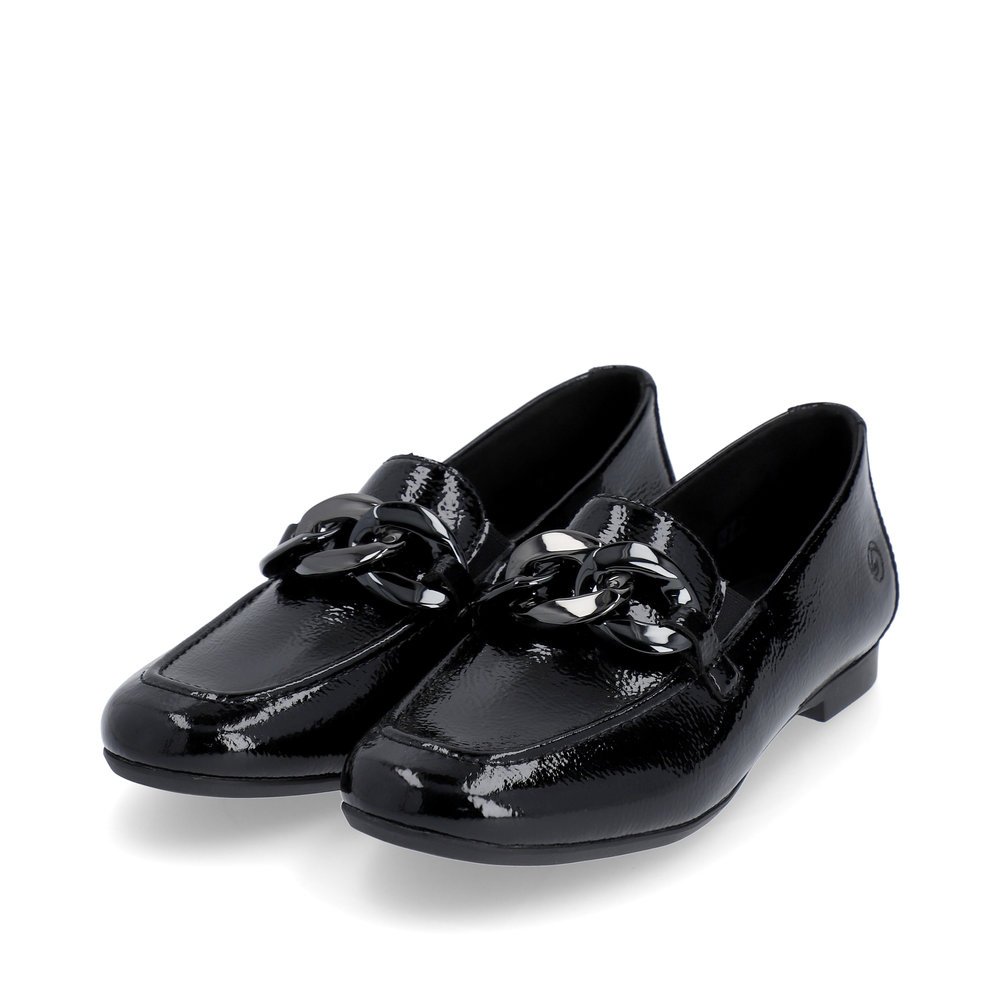 Glanzschwarze remonte Damen Loafer D0K00-01 mit grobgliedrigem Kettenelement. Schuhpaar seitlich schräg.