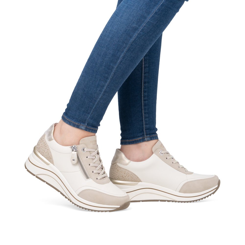 Beige remonte women´s sneakers D0T00-60 with a zipper as well as extra width H. Shoe on foot.