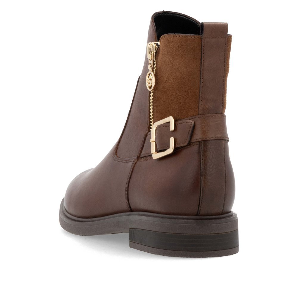 Brown remonte women´s ankle boots D1U71-22 with a golden decorative buckle. Shoe from the back.