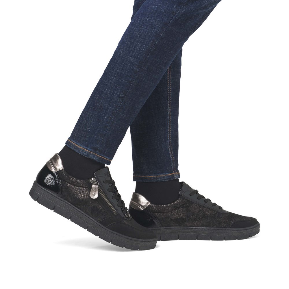 Black remonte women´s sneakers D5831-03 with a zipper as well as a removable insole. Shoe on foot.