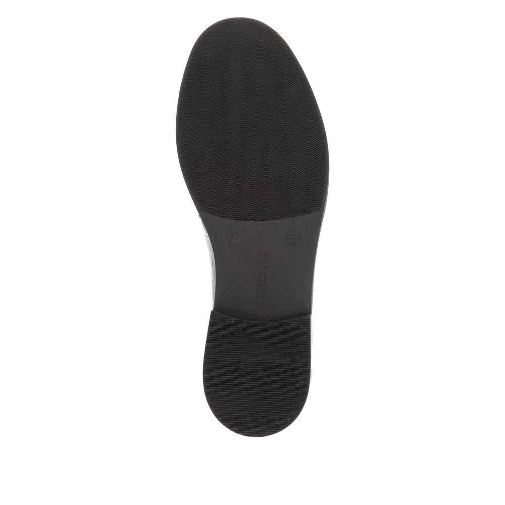 Black remonte women´s loafers D1U00-00 with a chain element as well as elastic band. Outsole of the shoe.