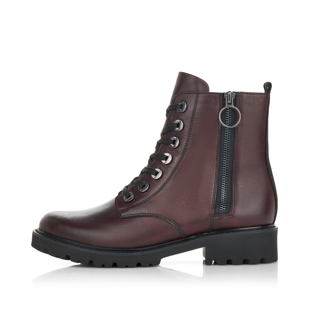 Rote remonte Damen Biker Boots D8671-35 mit markanten Ösen sowie Reißverschluss. Schuh Außenseite.