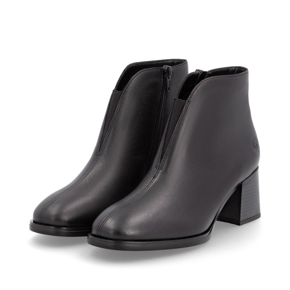 Black remonte women´s ankle boots D0V81-00 with zipper as well as removable insole. Shoes laterally.