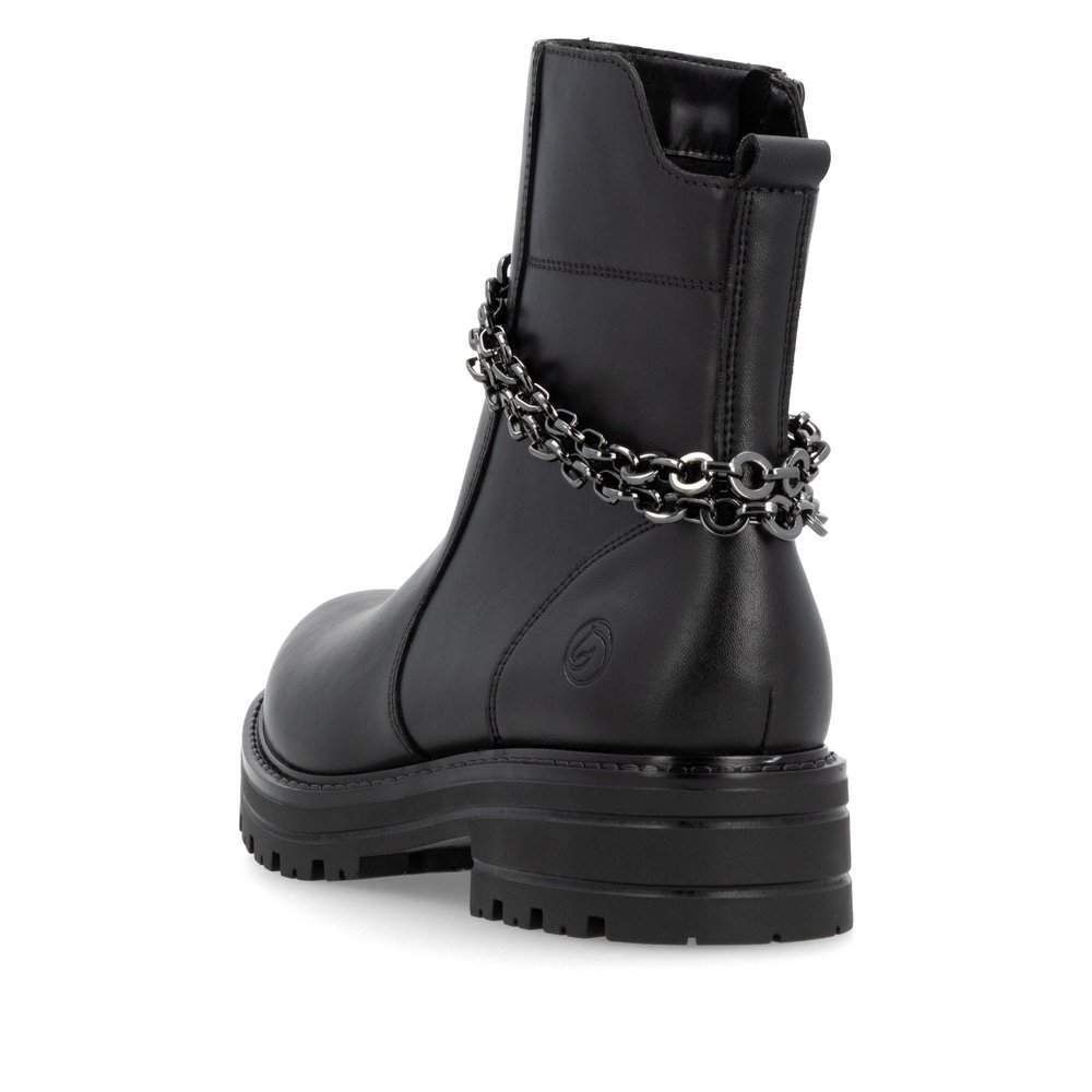 Nachtschwarze remonte Damen Kurzstiefel D2285-00 mit abnehmbarer Kette. Schuh von hinten.