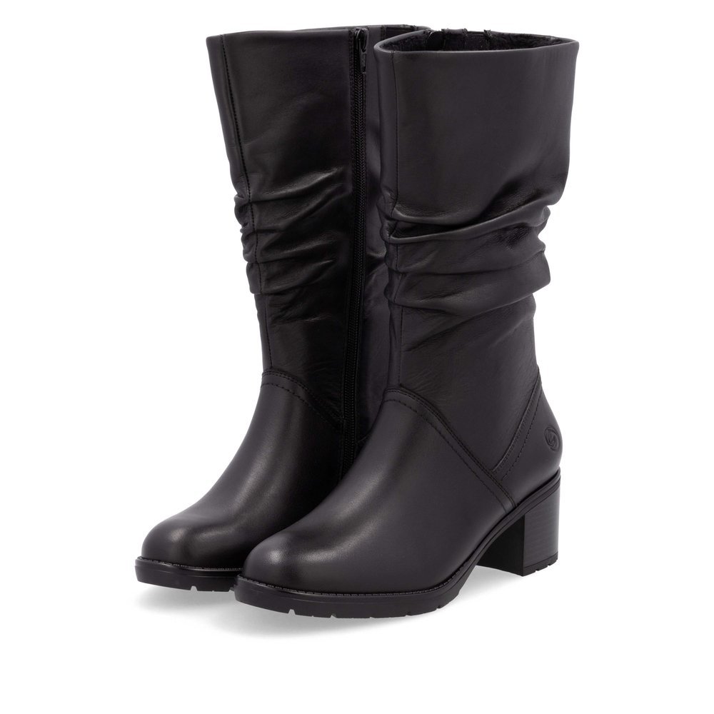 Black remonte women´s ankle boots D2A70-00 with a gathered shaft as well as zipper. Shoes laterally.