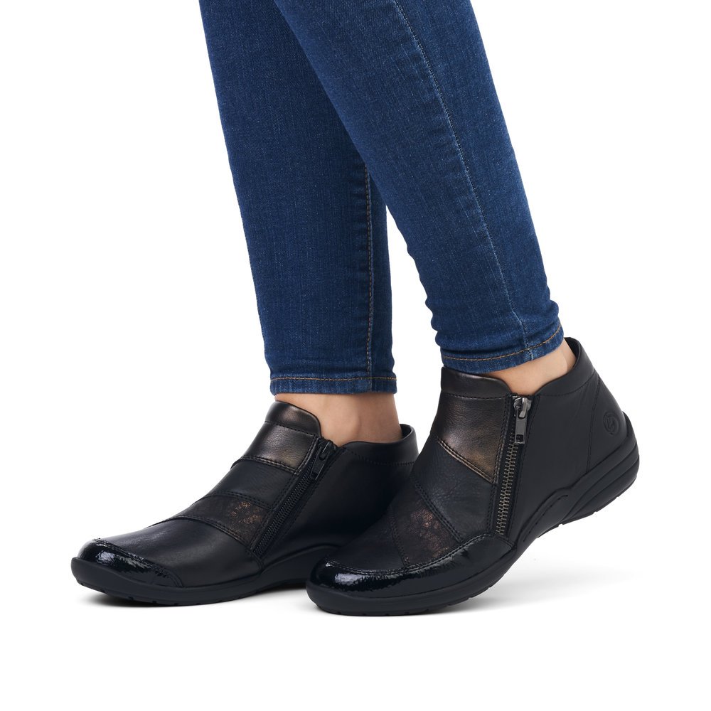 Steel black remonte women´s slippers R7678-01 with zipper as well as extra width H. Shoe on foot.