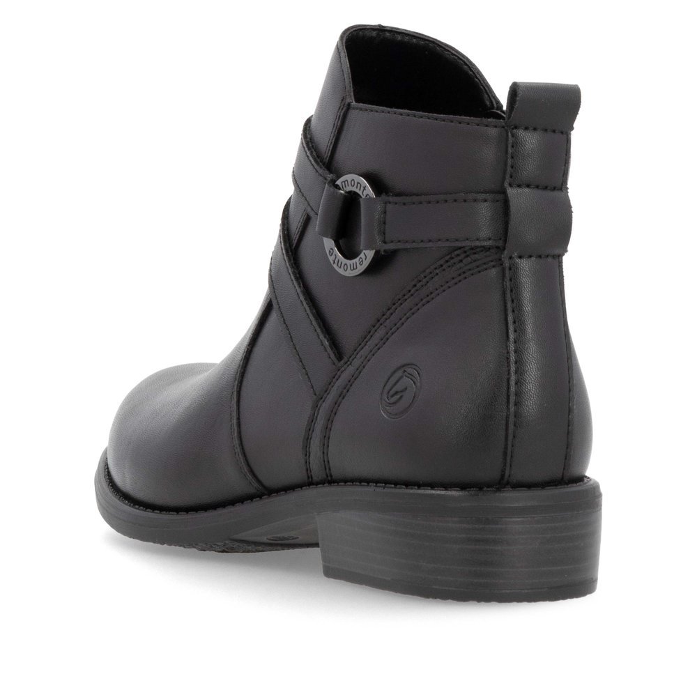 Nachtschwarze remonte Damen Stiefeletten D0F77-00 mit Schmuck-Element. Schuh von hinten.