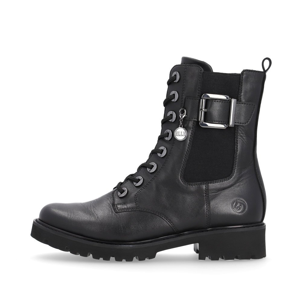 Black remonte women´s biker boots D8668-00 with decorative buckle as well as zipper. Outside of the shoe.