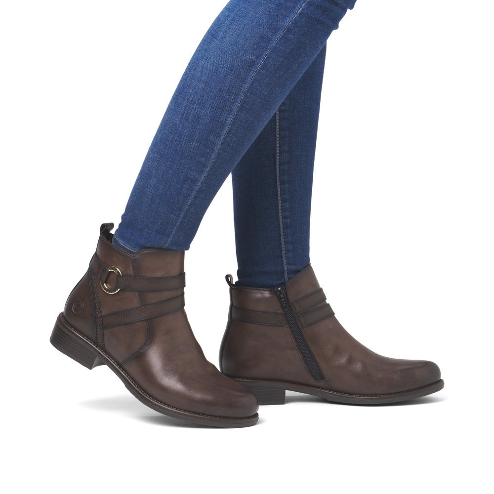 Espresso brown remonte women´s ankle boots D0F77-25 with a decorative element. Shoe on foot.