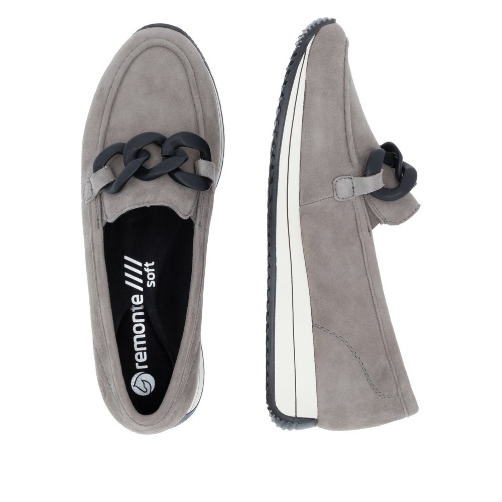 Light grey remonte women´s loafers D0H10-42 with a chunky chain element. Shoe from the top, lying.