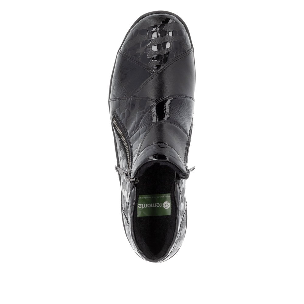 Glossy black remonte women´s slippers R7674-04 with zipper as well as extra width H. Shoe from the top.