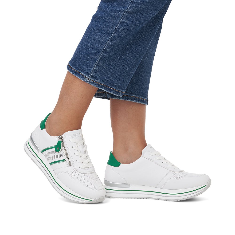 White remonte women´s sneakers D1318-82 with zipper and decorative stitching. Shoe on foot.