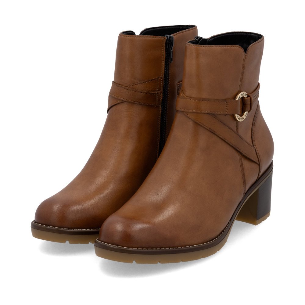 Wood brown remonte women´s ankle boots D2A73-24 with a round decorative buckle. Shoes laterally.