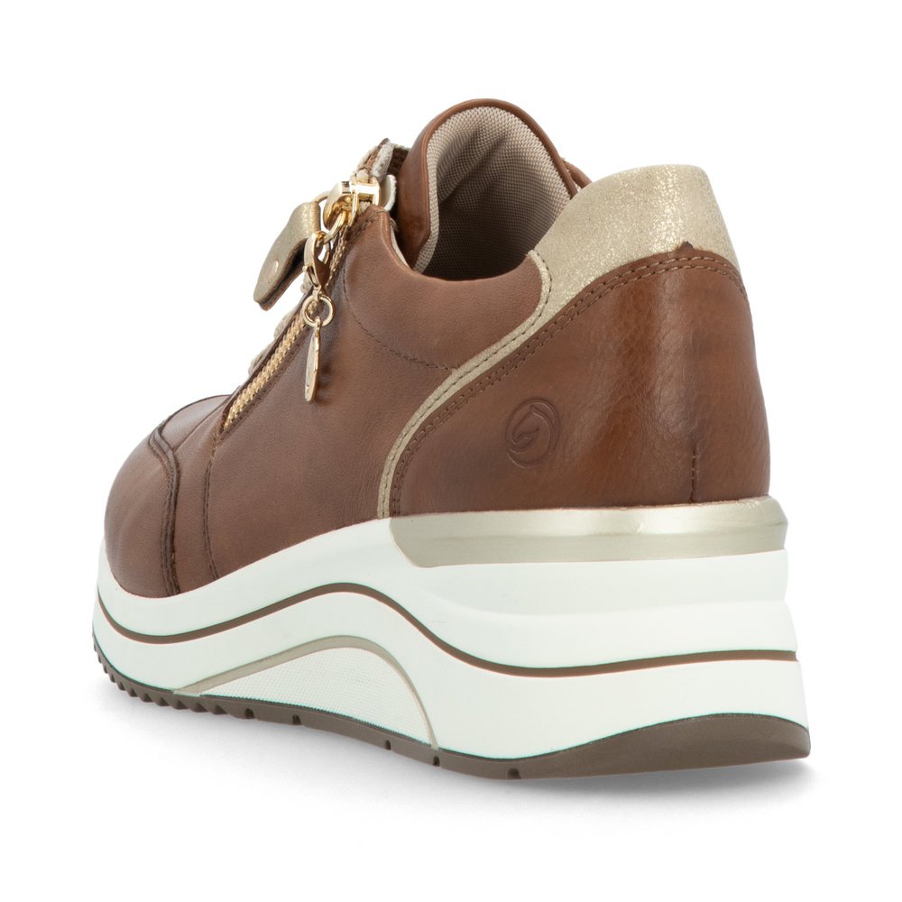 Brown remonte women´s sneakers D0T03-24 with a remonte pendant as well as a zipper. Shoe from the back.