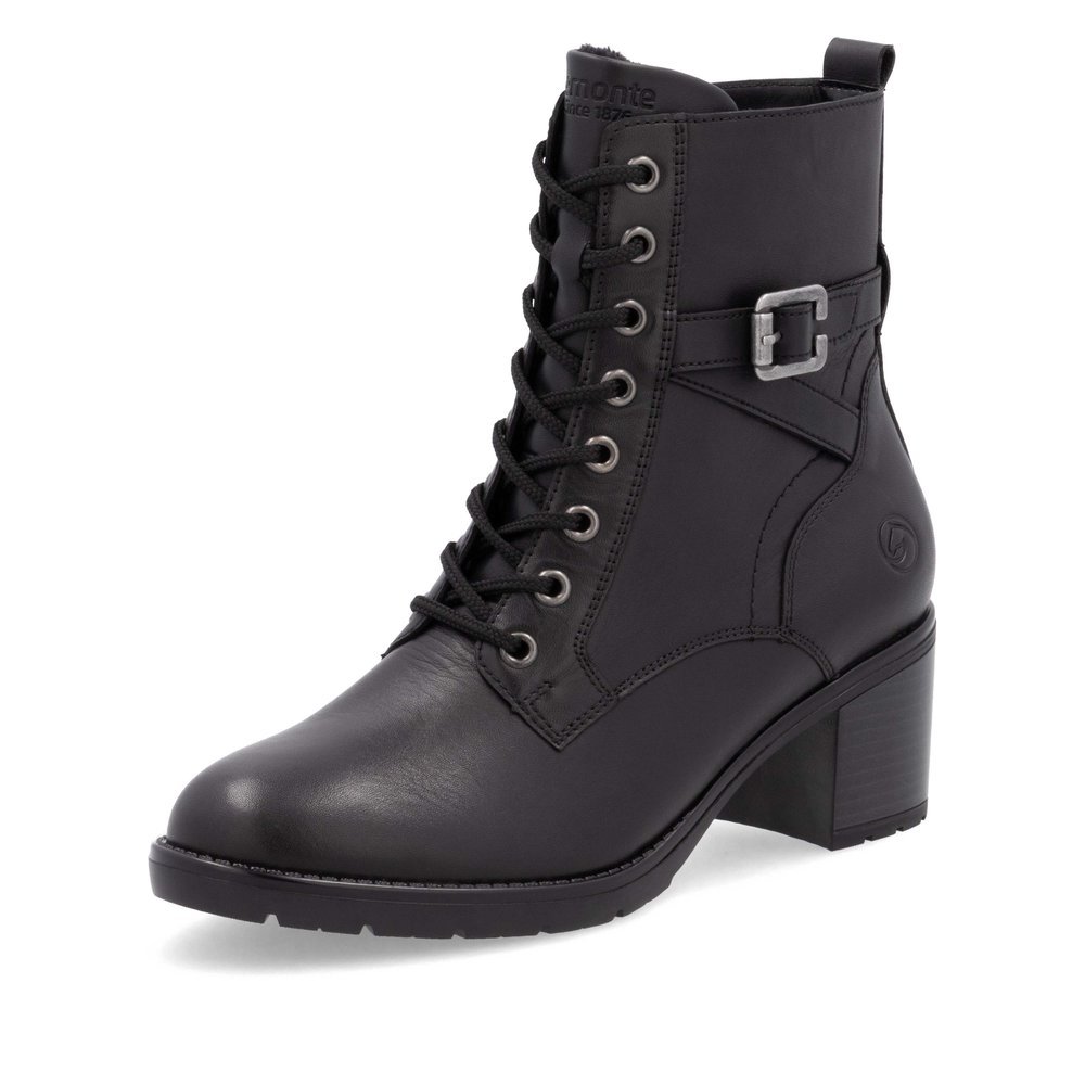 Tiefschwarze remonte Damen Stiefeletten D2A74-00 mit Zierschnalle. Schuh seitlich schräg.