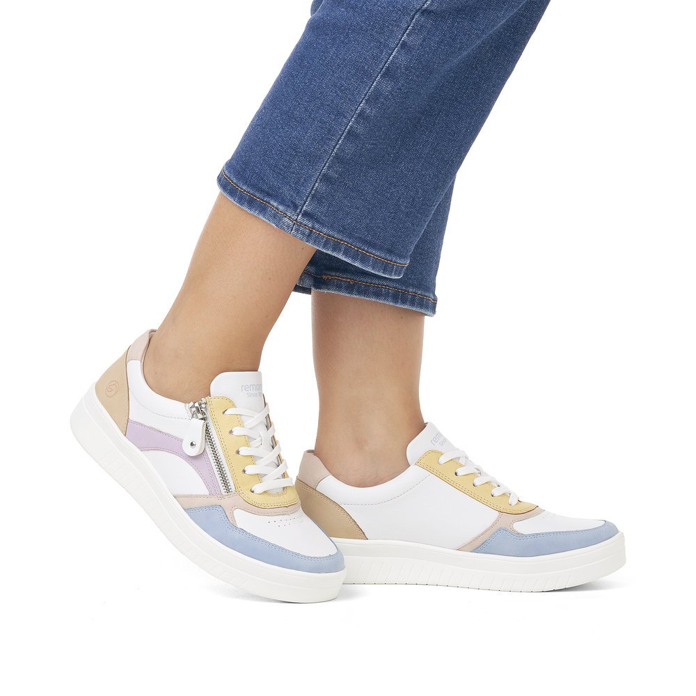 White remonte women´s sneakers D0J01-83 with zipper and soft exchangeable footbed. Shoe on foot.