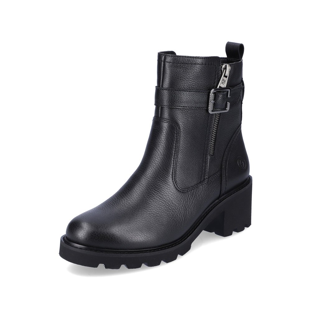 Black remonte women´s biker boots D0A71-01 with decorative buckle as well as zipper. Shoe laterally.