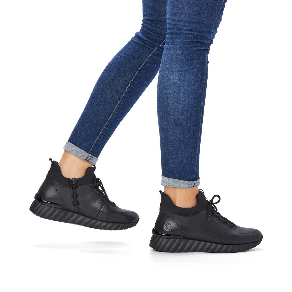 Carbon black remonte women´s slippers D5977-01 with zipper as well as padded insole. Shoe on foot.