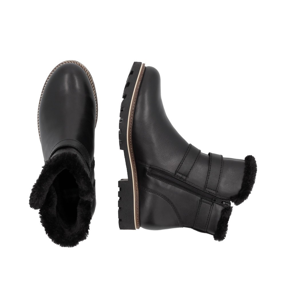 Schwarze remonte Damen Kurzstiefel D8484-00 mit wasserabweisender TEX-Membran. Schuh von oben, liegend.