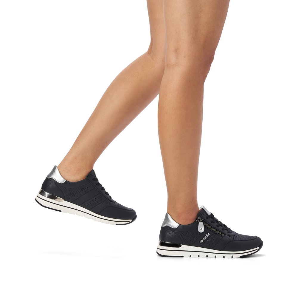 Dark blue remonte women´s sneakers R6705-14 with zipper and comfort width G. Shoe on foot.