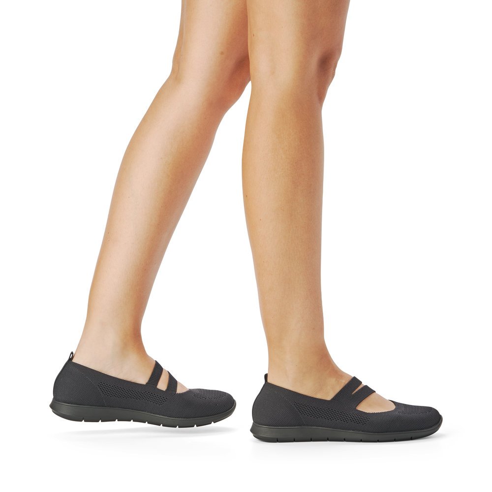 Black remonte women´s ballerinas R7102-01 with elastic insert and comfort width G. Shoe on foot.