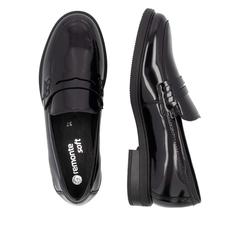 Black remonte women´s loafers D1U01-00 with elastic band as well as a padded insole. Shoe from the top, lying.