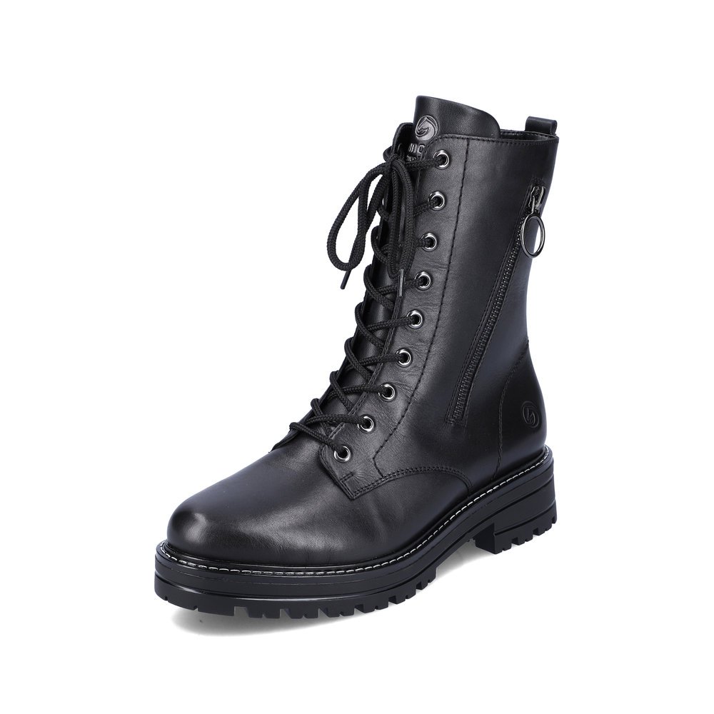 Black remonte women´s biker boots D2281-01 with a zipper as well as comfort width G. Shoe laterally.