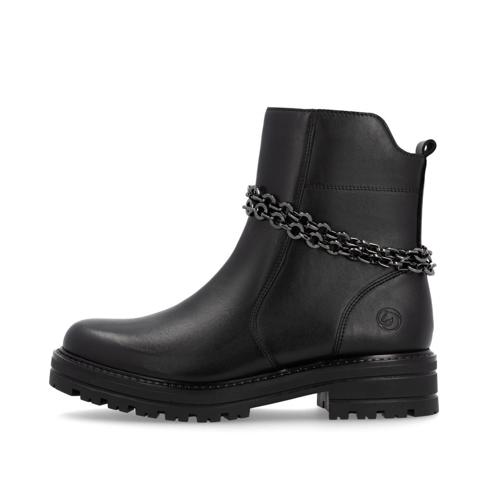 Nachtschwarze remonte Damen Kurzstiefel D2285-00 mit abnehmbarer Kette. Schuh Außenseite.