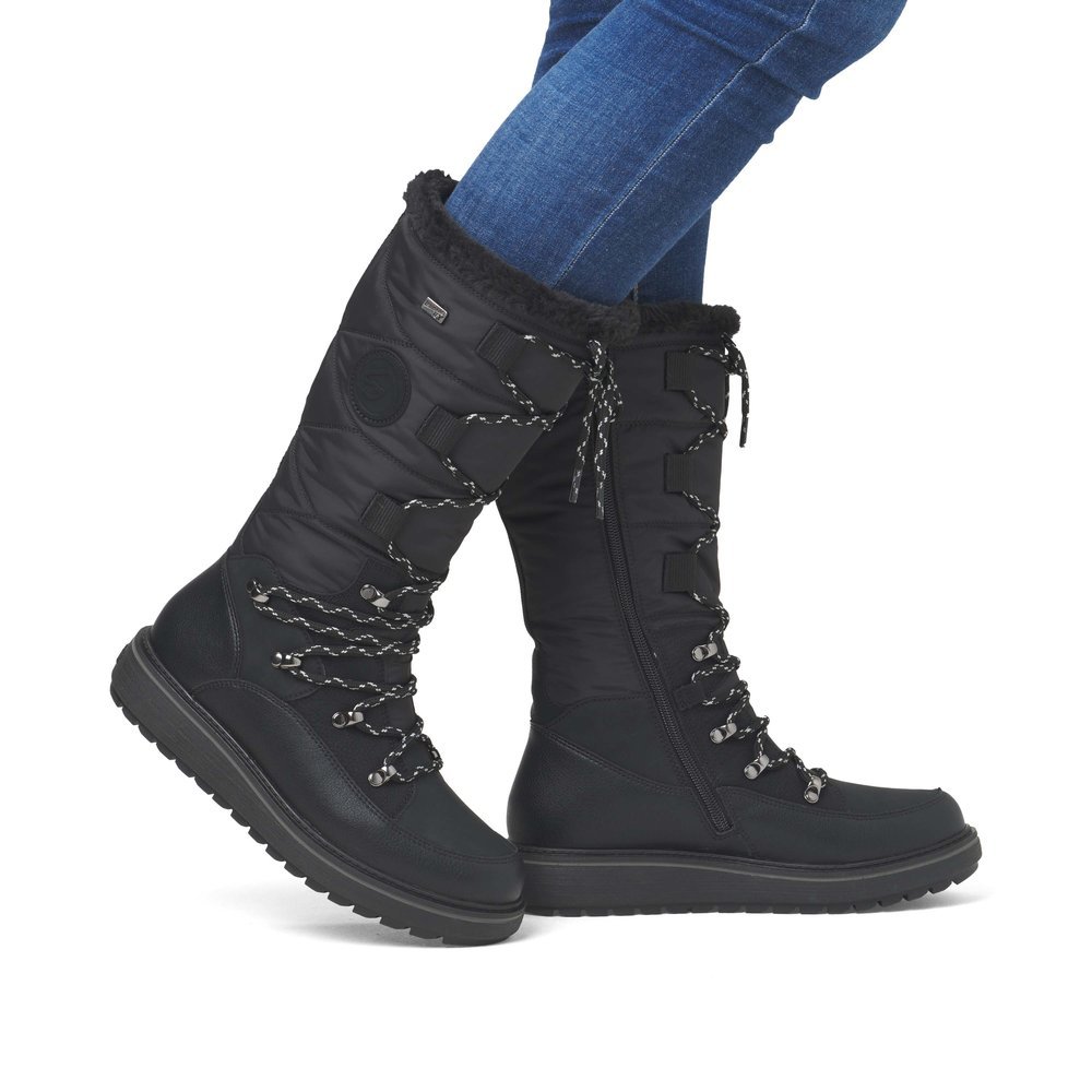 Night black remonte women´s high boots D0U77-00 with a Flip-Grip sole with spikes. Shoe on foot.