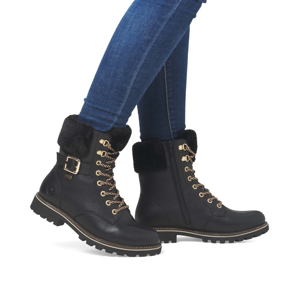 Bottes à lacets remonte noires femme D8481-02 avec membrane remonteTEX. Chaussure au pied.