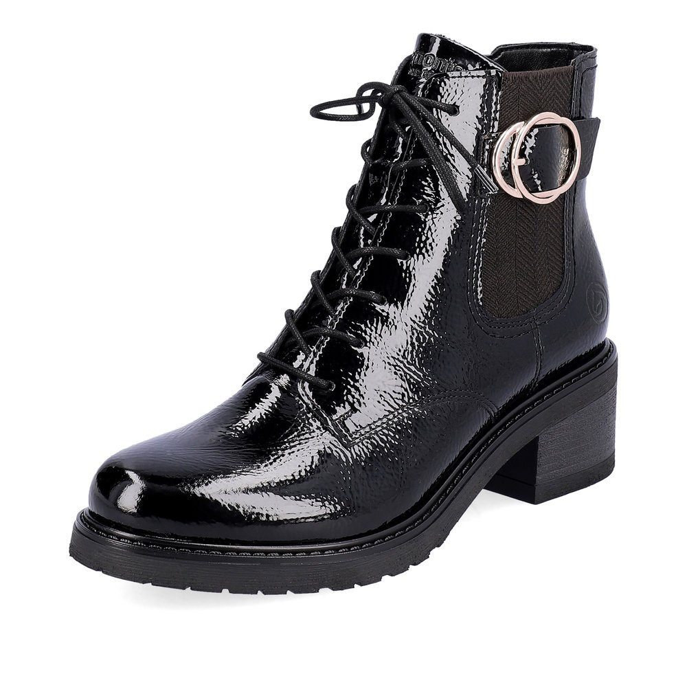 Glossy black remonte women´s biker boots D1A72-01 with a round decorative buckle. Shoe laterally.