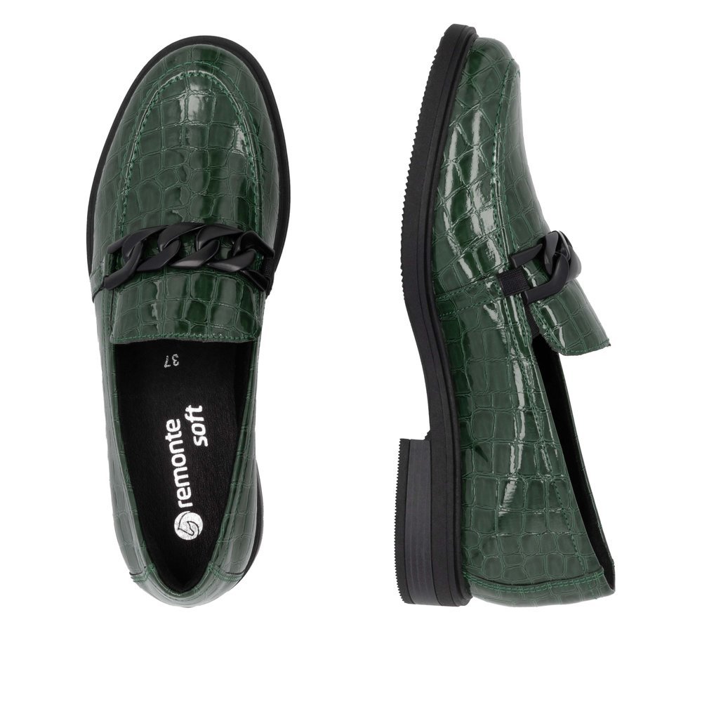 Green remonte women´s loafers D1U00-54 with a chain element as well as elastic band. Shoe from the top, lying.