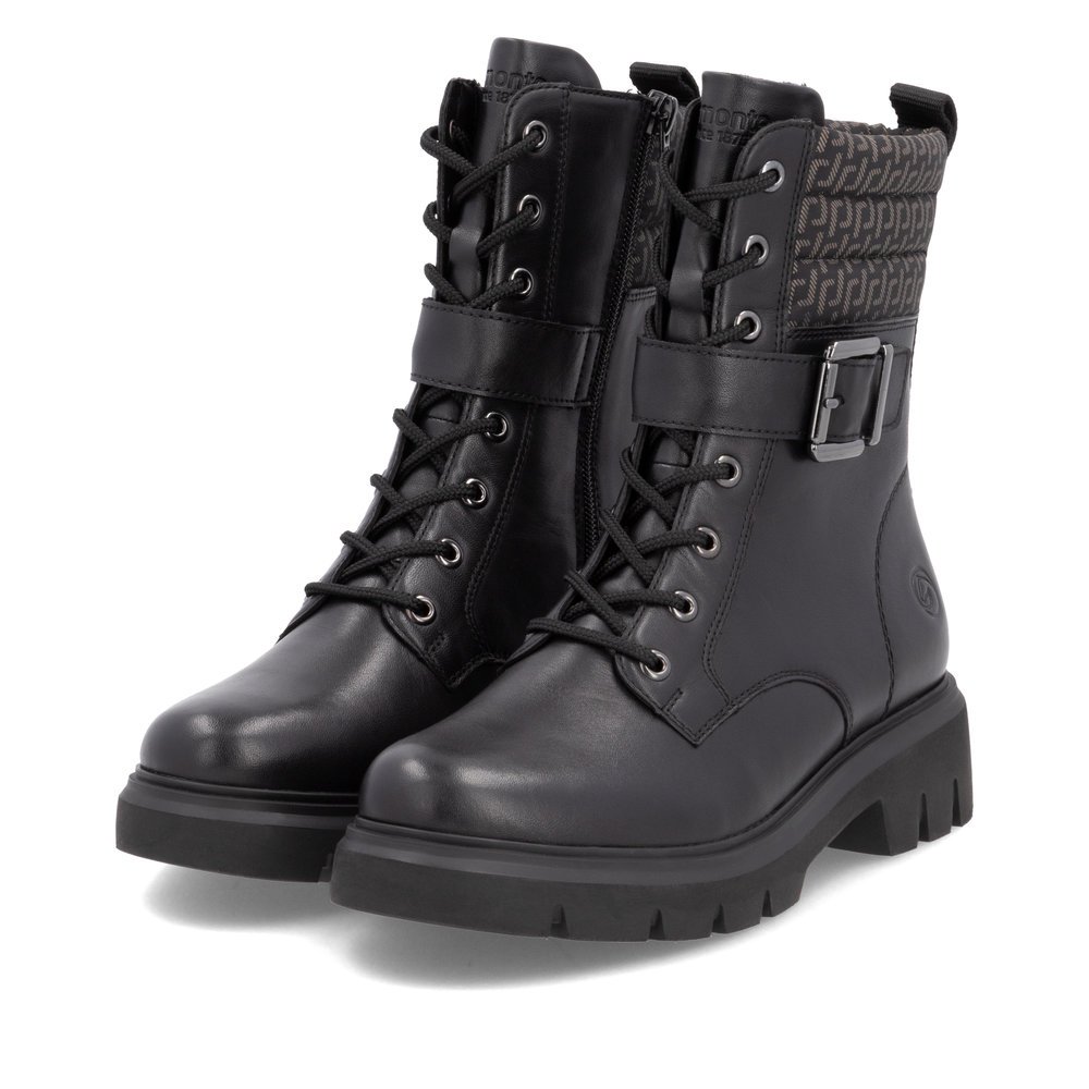 Tiefschwarze remonte Damen Biker Boots D1W71-03 mit Zierschnalle. Schuhpaar seitlich schräg.