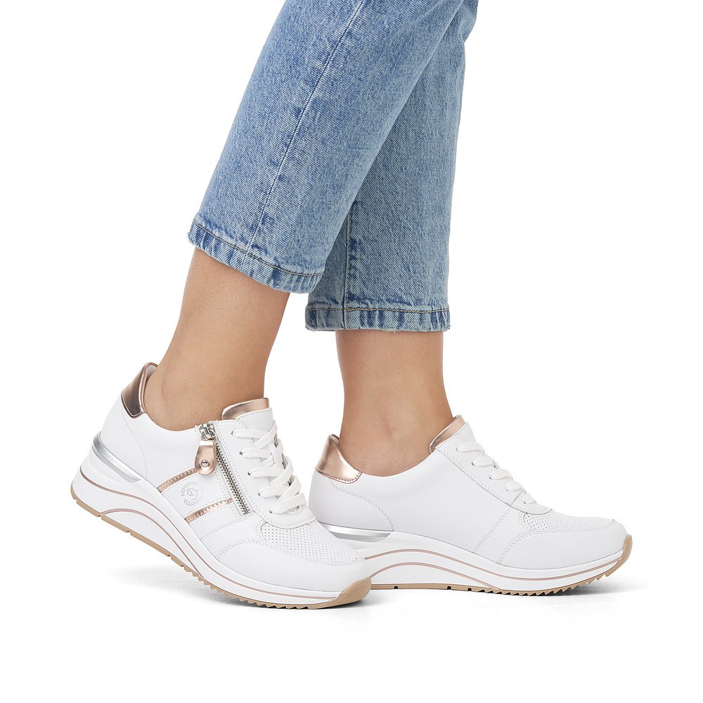 White remonte women´s sneakers D0T04-80 with a zipper and extra width H. Shoe on foot.