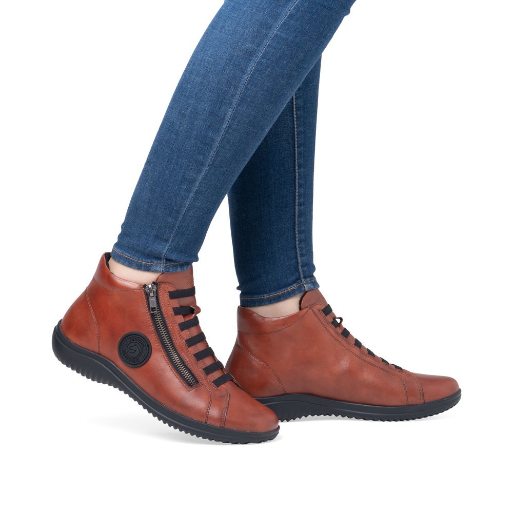 Chaussures à lacets remonte orange pour femme D1E70-38 avec logo noir. Chaussure au pied.