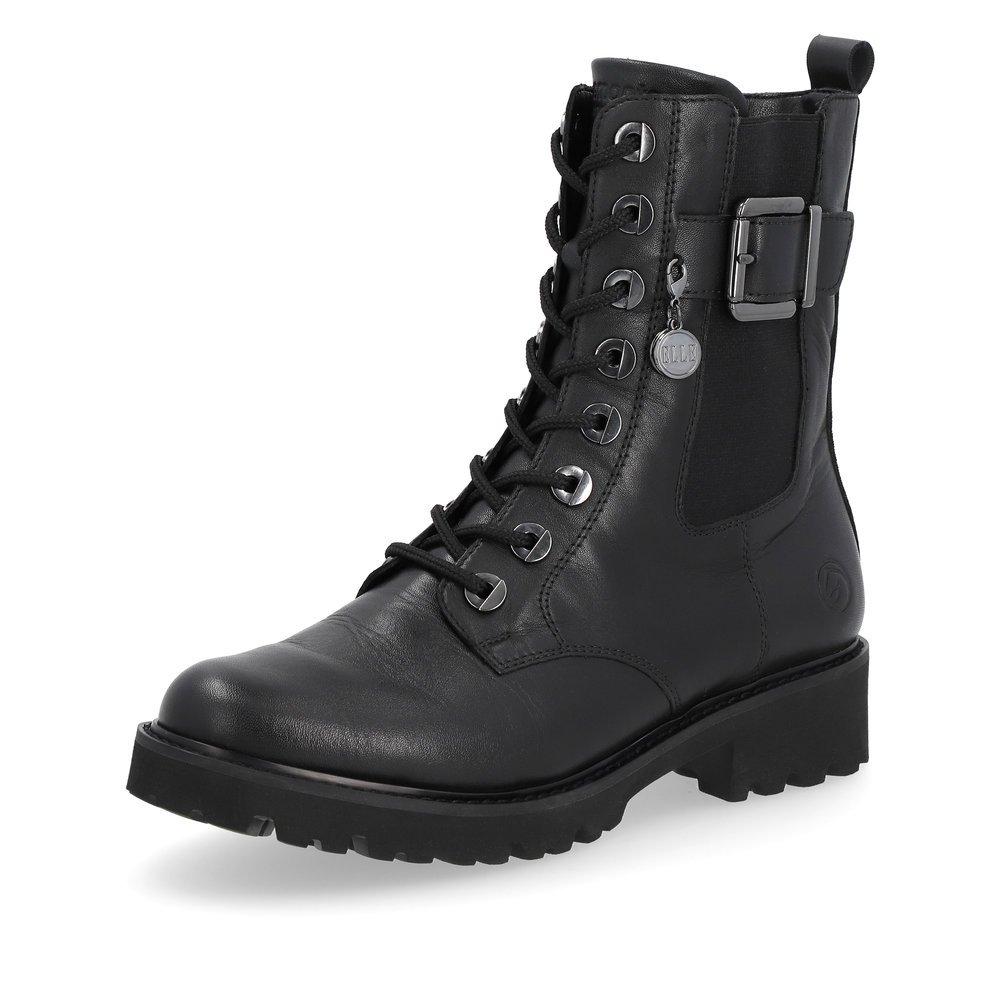 Urbanschwarze remonte Damen Biker Boots D8668-00 mit Zierschnalle. Schuh seitlich schräg.