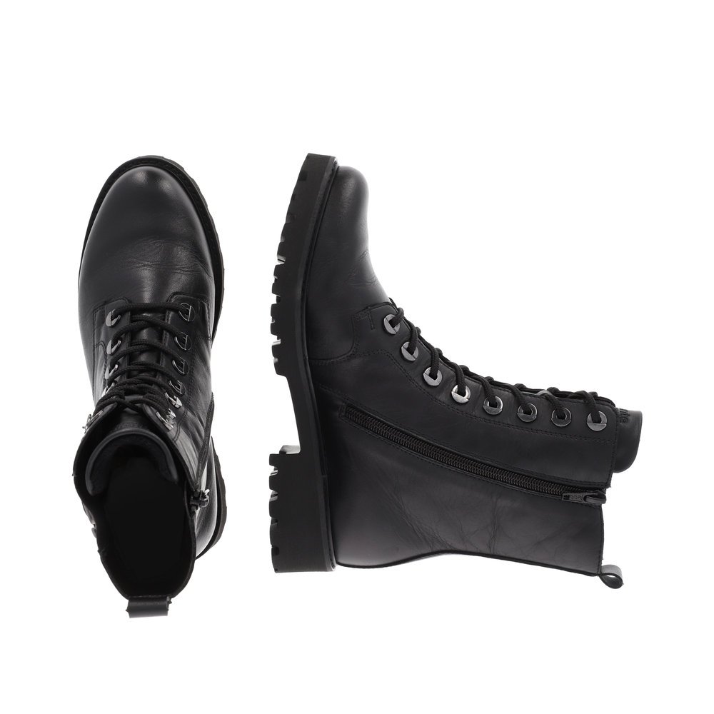 Urbanschwarze remonte Damen Biker Boots D8668-00 mit Zierschnalle. Schuh von oben, liegend.