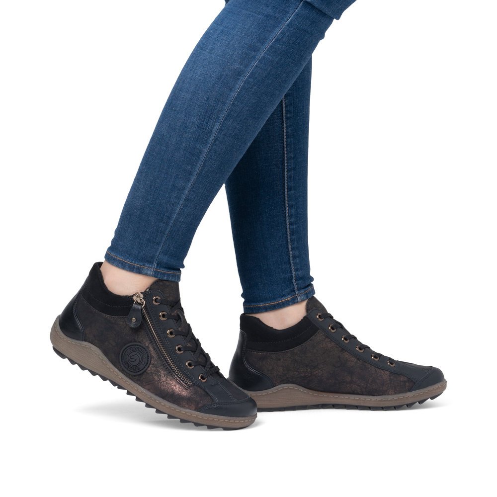 Chaussures à lacets remonte noires pour femme R1477-90 avec logo noir. Chaussure au pied.